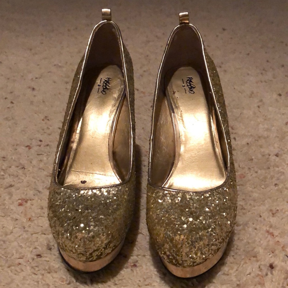 Gold pumps